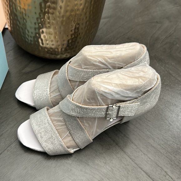 LifeStride Carlyle Peep Toe Pump (WIDE) - Picture 6 of 11